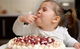 Украшение тортов фруктами и ягодами в домашних условиях Украшение тортов фруктами: все «за» в пользу полезного украшения