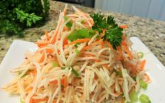 Salad kubis dan wortel dengan cuka - dikemas dengan vitamin!