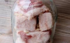 Lemak babi asin kering dengan bawang putih dalam toples di rumah (resep) Tipis, merah muda, muda