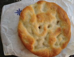 Focaccia adalah roti Italia yang sangat enak. Resep roti focaccia di oven.