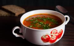Sup tomat dengan kacang dan sayuran
