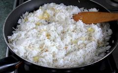 Nasi dengan kacang hijau: Lauk lezat untuk daging