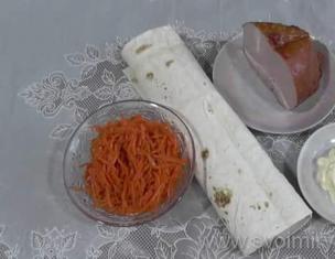 Lavash roll ala Korea dengan ham dan wortel Hidangan pembuka lavash Armenia dengan wortel Korea