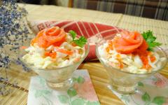 Cara memasak salad Tsar dengan seafood dan kaviar merah
