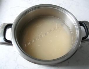 Sup kubis Prapaskah terbuat dari asinan kubis dengan jamur dan kacang-kacangan, deskripsi sup kubis pemakaman