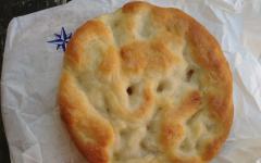 Focaccia adalah roti Italia yang sangat enak. Resep roti focaccia di oven.